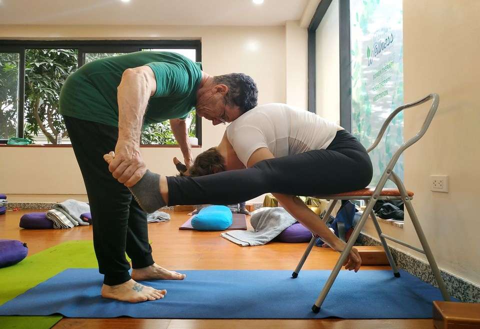 100H Yoga Trị Liệu với thầy Hart Lazer